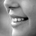 笑顔が引きつる…笑顔がコンプレックスな人の心理と悩みについて