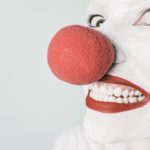 「道化を演じる」おバカキャラでストレスを抱えてしまう人の心理や・特徴・デメリットについて
