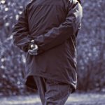 一人ぼっちの人が残念な人に見えてしまう理由 「同伴者効果」から見るぼっちについて