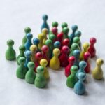 「集団極化」話し合いで意見が偏る、革新的・保守的な思考になってしまう理由について