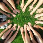 人は群れると馬鹿になる「集団心理(群集心理)」で起きる行動の特徴について