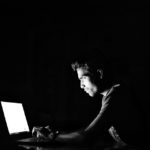 被害者叩きをしてしまう人の心理について