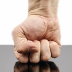 キレやすい性格の人に見られる「敵意帰属バイアス」について