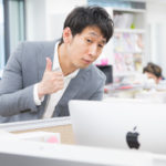 褒めすぎる人がうざく感じる心理・理由について