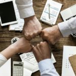 精神的な距離感の近すぎる職場の人間関係の特徴・例