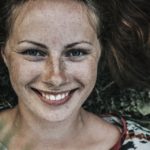 他人の笑顔に恐怖を覚えるのは、視線恐怖と集合体恐怖症であるという仮説